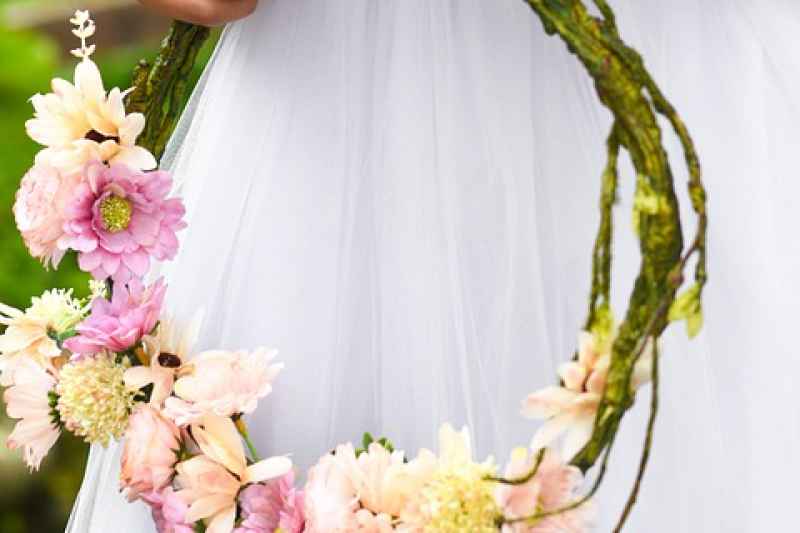 Anello e collana di fiori per la sposa, perché no!