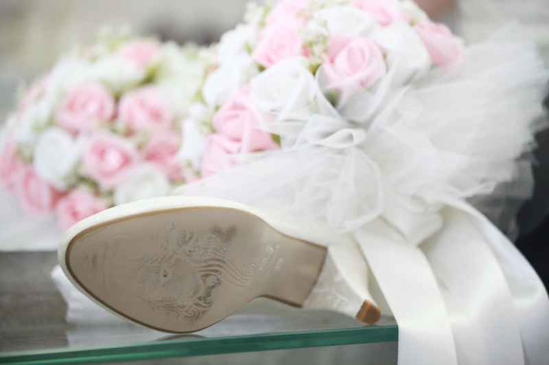 Sposa: ventaglio di fiori al posto del bouquet della sposa e decorazioni floreali sulle scarpe