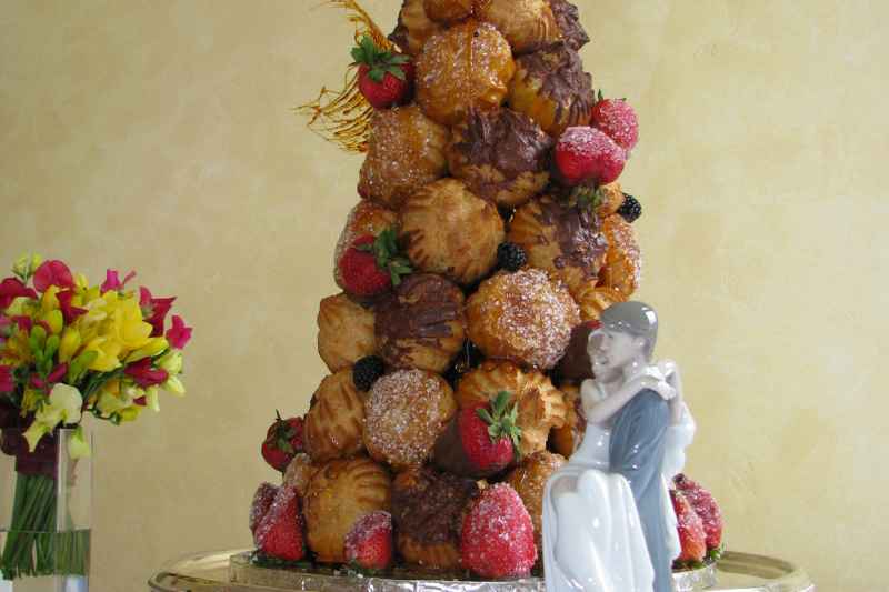 Torte e dolci di tendenza matrimonio 2022: Croquembouche, decorate con fiori e perle e cremelle