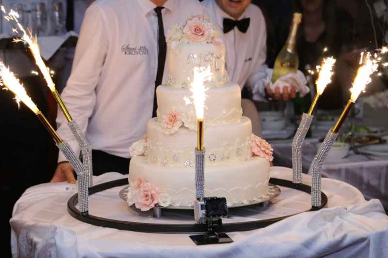 Inviti e partecipazioni al matrimonio per il solo taglio della torta: come gestirli?
