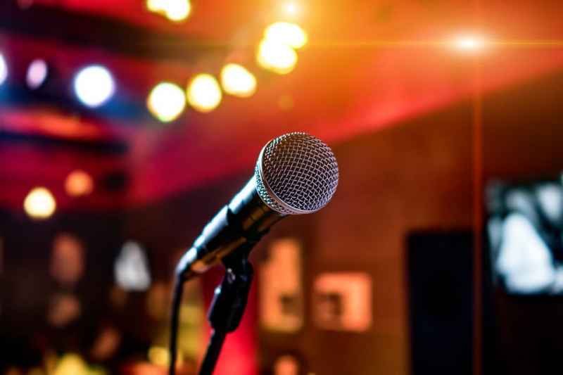 Il karaoke al matrimonio, tra giochi e intrattenimento, come organizzarlo e le canzoni più richieste