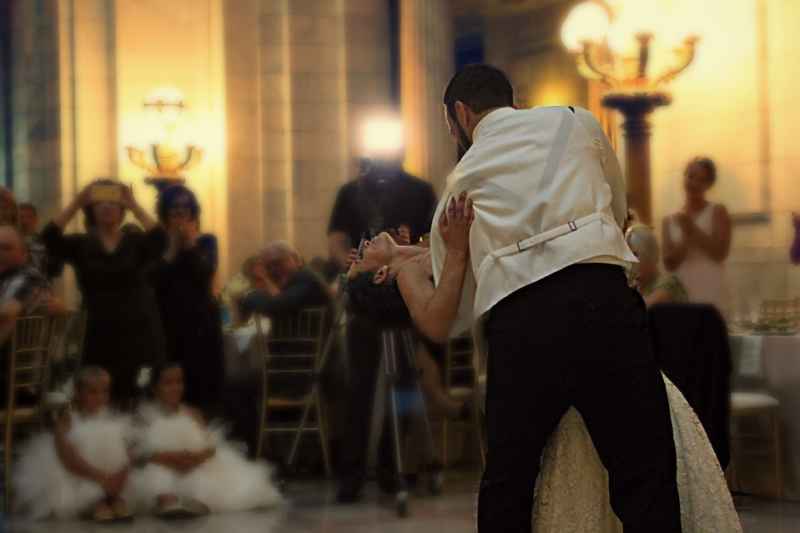 Il primo ballo degli sposi, le 10 canzoni italiane più romantiche, errori da evitare e quando si fa