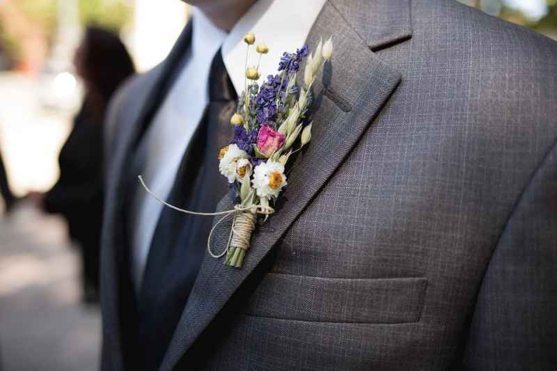 Come vestirsi a un matrimonio da invitato nel 2022? Consigli uomo per nozze di giorno o di sera