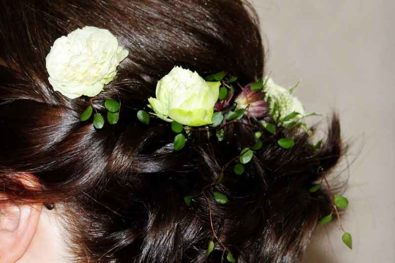 Acconciatura per una sposa dai capelli lunghi: idee e soluzioni alla moda
