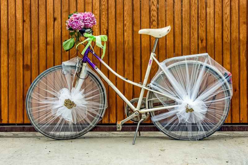 Pedalando verso l'altare: le migliori idee per un matrimonio in bicicletta, in e-bike o in tandem