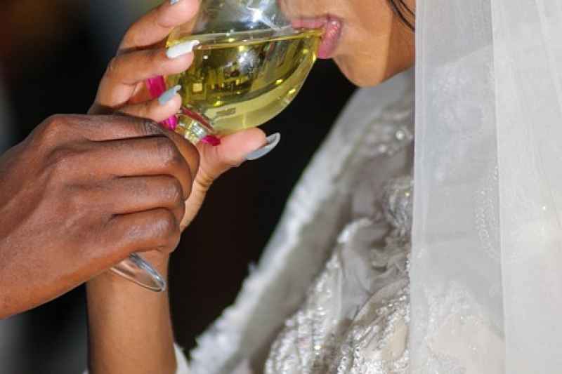Il rito simbolico del vino per la cerimonia del matrimonio: significato e tradizione