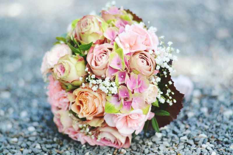 Bouquet da sposa: lancio o conservazione? Il dilemma che affascina le future spose!