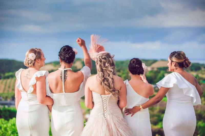 Matrimonio estivo di giorno: come vestirsi, idee per look freschi e raffinati