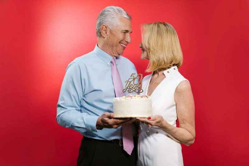 Regali e frasi di auguri spiritose per celebrare 50 anni di matrimonio con stile e allegria