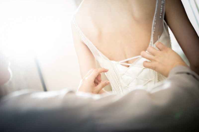 Dove tenere l'abito da sposa prima del matrimonio? Consigli utili per la conservazione perfetta