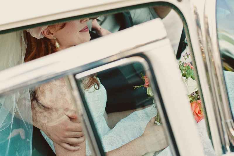 Per una sposa elegante: 10 consigli per salire e scendere dall'auto 