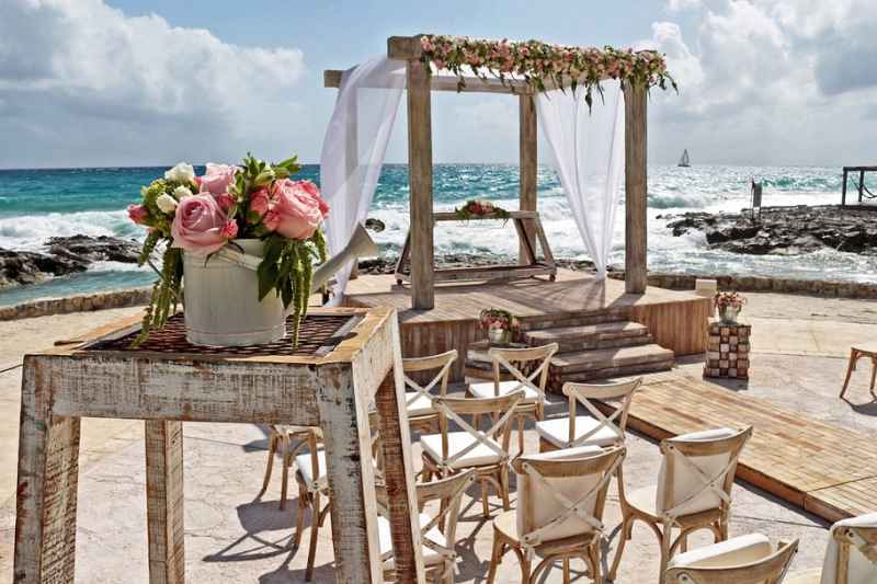 Matrimonio in stile tropicale: il tema più glam per l'estate 2022