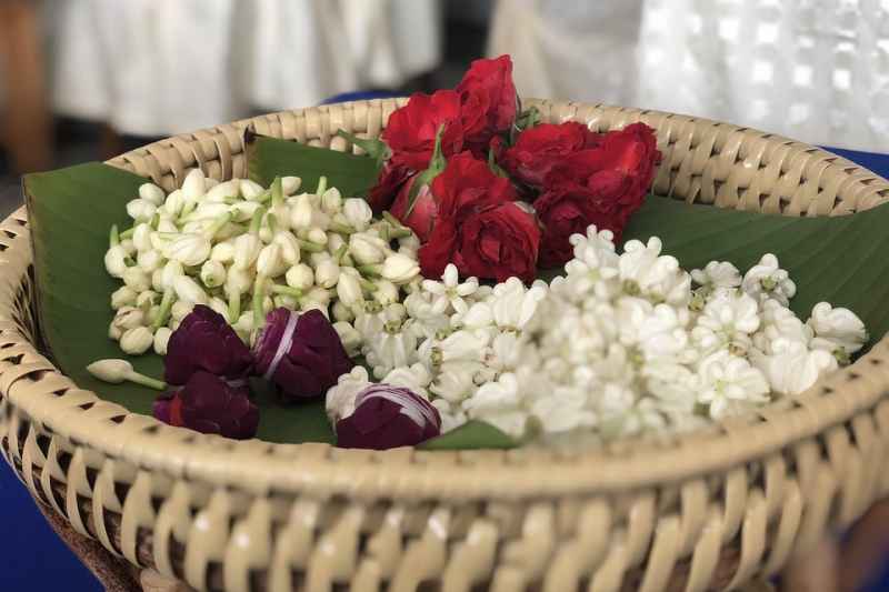 Il bouquet ghirlanda al tuo matrimonio: come indossarlo