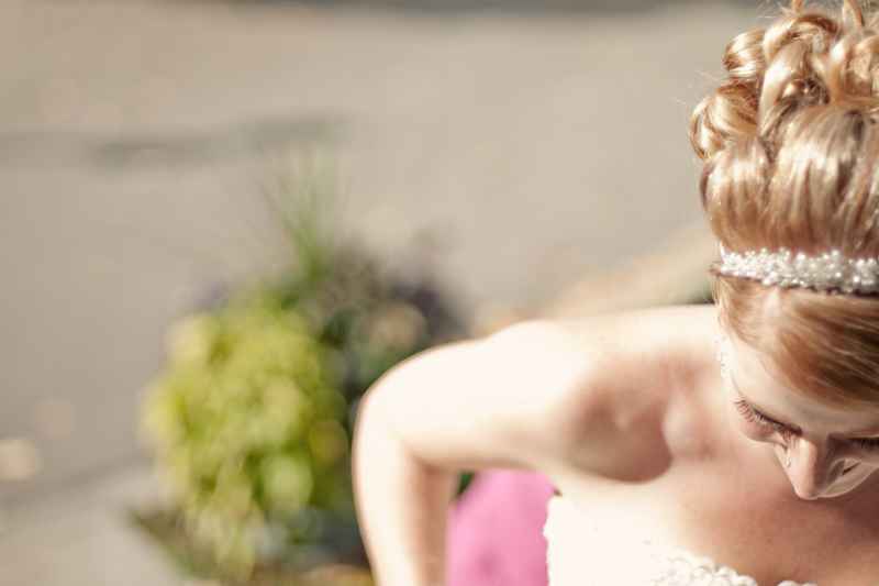 Il cerchietto da sposa per i matrimoni del 2021: gioiello, swarovski, fiori e altri modelli