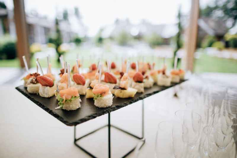 Matrimonio 2021 e covid: monoporzioni a buffet per il ricevimento e torta nuziale
