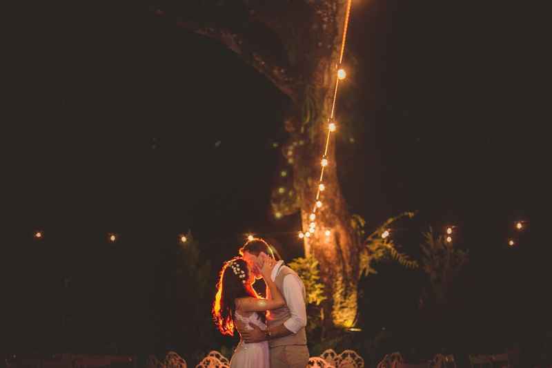 Tendenze Matrimoni 2021 con covid: ghirlande di luci, cielo stellato e fiori secchi