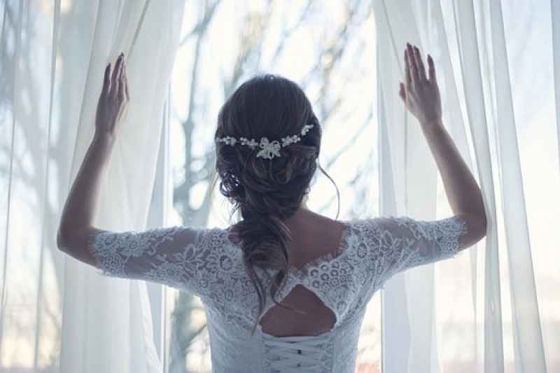 Abiti da sposa semplici 2022, i più richiesti in tempi di covid: in seta, pizzo, eleganti, raffinati