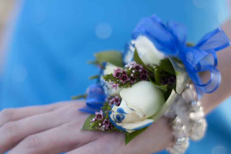 Bouquet e corsage da polso per la sposa: una tendenza molto originale