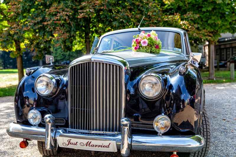 Le auto più richieste per il matrimonio: quale scegliere, costi noleggio e cosa dice il galateo