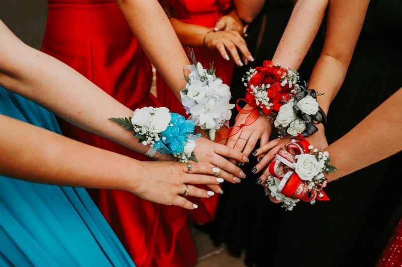 Accessori floreali per il tuo matrimonio, idee 2024: corsage, boutonierre per sposi e invitati
