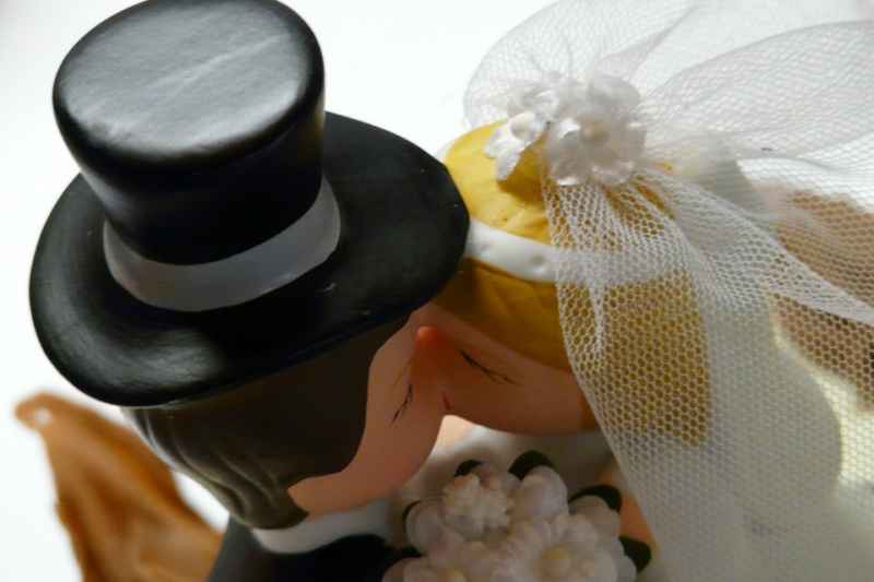Il cappello da sposo, i modelli più belli per un matrimonio elegante e come renderlo stravagante