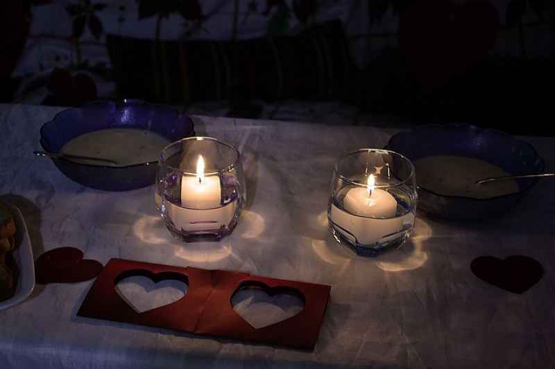 Ecco alcune idee per una cena romantica a lume di candela per due, a casa o al ristorante