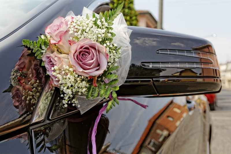 Idee fai da te addobbi originali per l'auto degli sposi: decorazioni floreali, nastri e palloncini