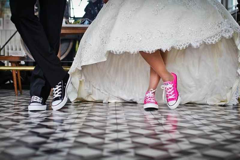 Le sneakers sotto l'abito da sposa