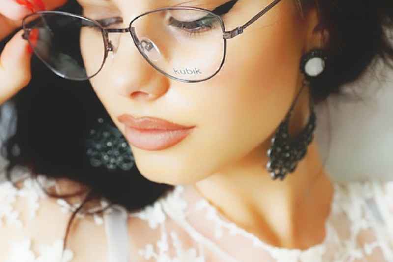 Sposarsi con gli occhiali da vista, abbinare trucco e acconciatura e modelli eleganti Swarovski