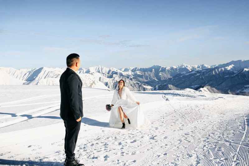 Gli abiti da sposa invernali del 2024: Incantevoli scelte per un matrimonio invernale sotto la neve
