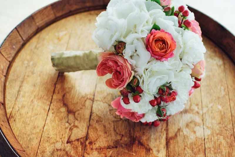 Quanto costa un bouquet da sposa nel 2024? Consigli e tendenze floreali per risparmiare