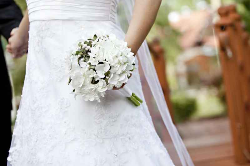 Alla ricerca del comfort perfetto: cosa indossare sotto l'abito da sposa in inverno?