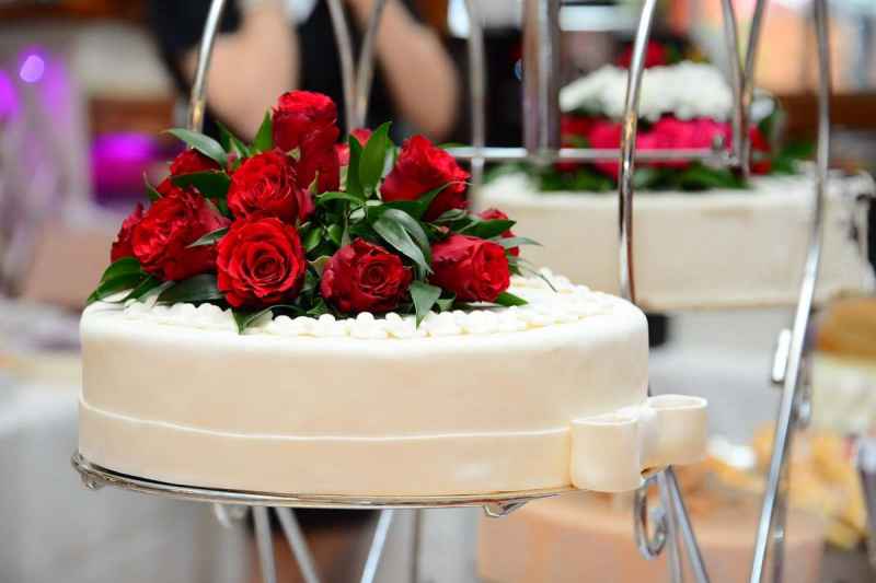 Dolce dilemma: Torta nuziale reale o finta? Il matrimonio tra gusto e estetica