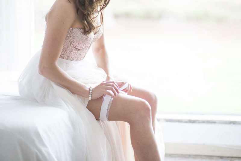 Sotto l'abito da sposa, calze bianche o color carne? Scegli il modello perfetto per le tue nozze