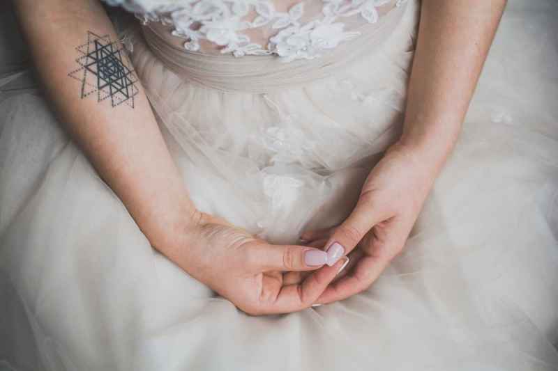 Dietro l'abito da sposa, come nascondere i tuoi tatuaggi e brillare al tuo matrimonio