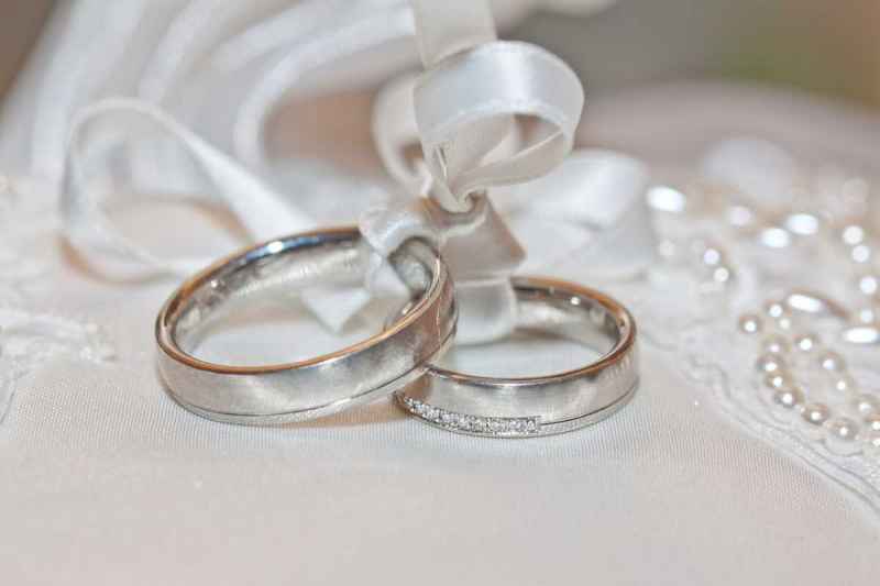 Fedi di matrimonio in oro bianco: idee originali per un simbolo indimenticabile